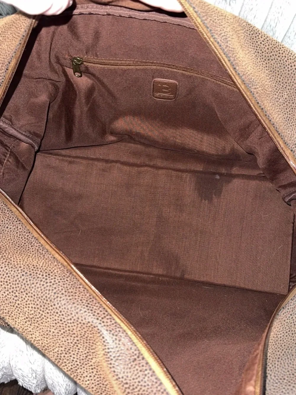 Classic Brown Leather Weekender Bag with Adjustable Shoulder Strap